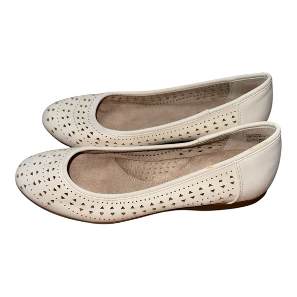 Cliffs by WHITE MOUNTAIN Cream Perforated Loafers - Picture 2 of 4